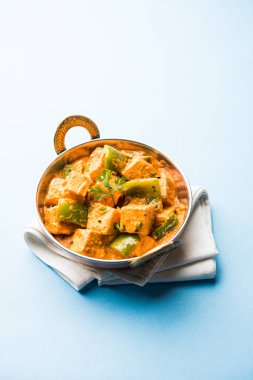 Malai veya achari Paneer içinde kırmızı et suyu ve yeşil biber kullanılarak yapılan bir et suyu. bir kasede servis. seçici odak