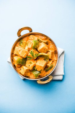 Malai veya achari Paneer içinde kırmızı et suyu ve yeşil biber kullanılarak yapılan bir et suyu. bir kasede servis. seçici odak