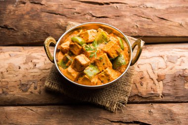 Malai veya achari Paneer içinde kırmızı et suyu ve yeşil biber kullanılarak yapılan bir et suyu. bir kasede servis. seçici odak