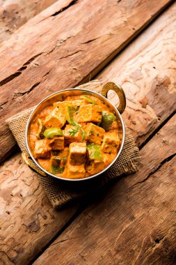 Malai veya achari Paneer içinde kırmızı et suyu ve yeşil biber kullanılarak yapılan bir et suyu. bir kasede servis. seçici odak