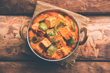 Malai veya achari Paneer içinde kırmızı et suyu ve yeşil biber kullanılarak yapılan bir et suyu. bir kasede servis. seçici odak