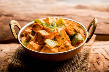Malai veya achari Paneer içinde kırmızı et suyu ve yeşil biber kullanılarak yapılan bir et suyu. bir kasede servis. seçici odak