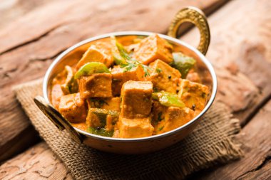Malai veya achari Paneer içinde kırmızı et suyu ve yeşil biber kullanılarak yapılan bir et suyu. bir kasede servis. seçici odak