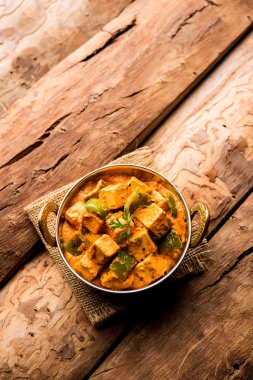 Malai veya achari Paneer içinde kırmızı et suyu ve yeşil biber kullanılarak yapılan bir et suyu. bir kasede servis. seçici odak