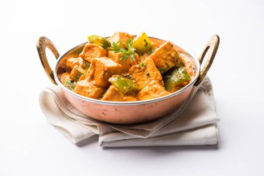 Malai veya achari Paneer içinde kırmızı et suyu ve yeşil biber kullanılarak yapılan bir et suyu. bir kasede servis. seçici odak