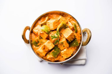Malai veya achari Paneer içinde kırmızı et suyu ve yeşil biber kullanılarak yapılan bir et suyu. bir kasede servis. seçici odak