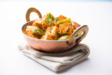 Malai veya achari Paneer içinde kırmızı et suyu ve yeşil biber kullanılarak yapılan bir et suyu. bir kasede servis. seçici odak