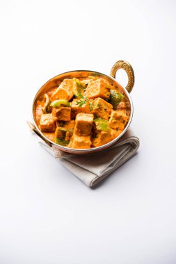 Malai veya achari Paneer içinde kırmızı et suyu ve yeşil biber kullanılarak yapılan bir et suyu. bir kasede servis. seçici odak