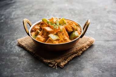 Malai veya achari Paneer içinde kırmızı et suyu ve yeşil biber kullanılarak yapılan bir et suyu. bir kasede servis. seçici odak