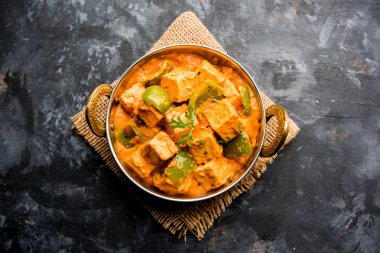 Malai veya achari Paneer içinde kırmızı et suyu ve yeşil biber kullanılarak yapılan bir et suyu. bir kasede servis. seçici odak