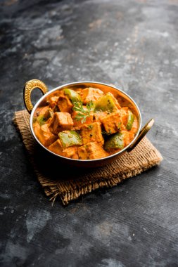 Malai veya achari Paneer içinde kırmızı et suyu ve yeşil biber kullanılarak yapılan bir et suyu. bir kasede servis. seçici odak