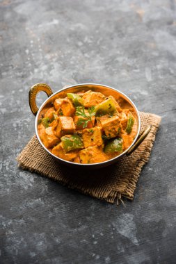 Malai veya achari Paneer içinde kırmızı et suyu ve yeşil biber kullanılarak yapılan bir et suyu. bir kasede servis. seçici odak