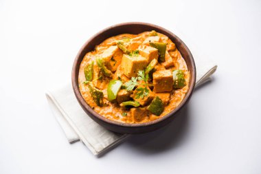 Malai veya achari Paneer içinde kırmızı et suyu ve yeşil biber kullanılarak yapılan bir et suyu. bir kasede servis. seçici odak