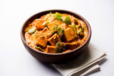Malai veya achari Paneer içinde kırmızı et suyu ve yeşil biber kullanılarak yapılan bir et suyu. bir kasede servis. seçici odak