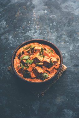 Malai veya achari Paneer içinde kırmızı et suyu ve yeşil biber kullanılarak yapılan bir et suyu. bir kasede servis. seçici odak