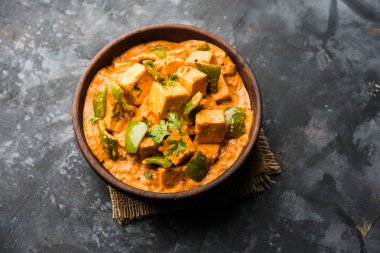 Malai veya achari Paneer içinde kırmızı et suyu ve yeşil biber kullanılarak yapılan bir et suyu. bir kasede servis. seçici odak