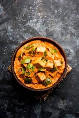 Malai veya achari Paneer içinde kırmızı et suyu ve yeşil biber kullanılarak yapılan bir et suyu. bir kasede servis. seçici odak