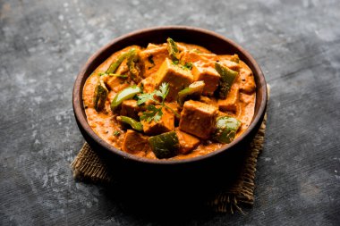 Malai veya achari Paneer içinde kırmızı et suyu ve yeşil biber kullanılarak yapılan bir et suyu. bir kasede servis. seçici odak