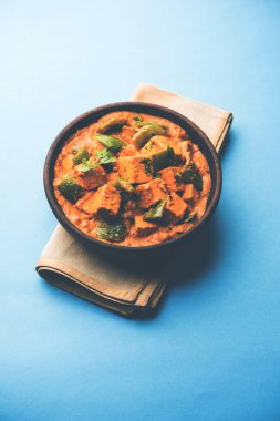 Malai veya achari Paneer içinde kırmızı et suyu ve yeşil biber kullanılarak yapılan bir et suyu. bir kasede servis. seçici odak