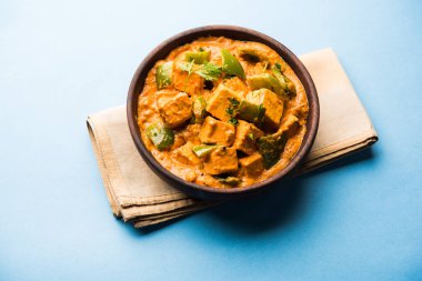 Malai veya achari Paneer içinde kırmızı et suyu ve yeşil biber kullanılarak yapılan bir et suyu. bir kasede servis. seçici odak