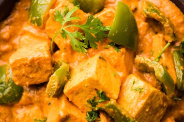 Malai veya achari Paneer içinde kırmızı et suyu ve yeşil biber kullanılarak yapılan bir et suyu. bir kasede servis. seçici odak