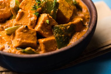 Malai veya achari Paneer içinde kırmızı et suyu ve yeşil biber kullanılarak yapılan bir et suyu. bir kasede servis. seçici odak