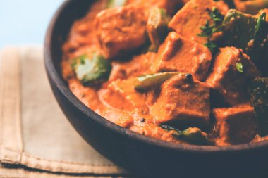 Malai veya achari Paneer içinde kırmızı et suyu ve yeşil biber kullanılarak yapılan bir et suyu. bir kasede servis. seçici odak