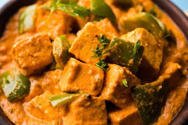 Malai veya achari Paneer içinde kırmızı et suyu ve yeşil biber kullanılarak yapılan bir et suyu. bir kasede servis. seçici odak