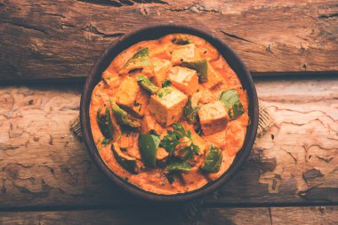 Malai veya achari Paneer içinde kırmızı et suyu ve yeşil biber kullanılarak yapılan bir et suyu. bir kasede servis. seçici odak