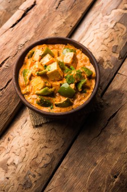 Malai veya achari Paneer içinde kırmızı et suyu ve yeşil biber kullanılarak yapılan bir et suyu. bir kasede servis. seçici odak