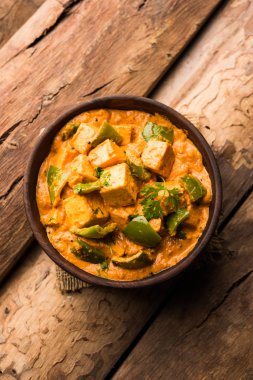 Malai veya achari Paneer içinde kırmızı et suyu ve yeşil biber kullanılarak yapılan bir et suyu. bir kasede servis. seçici odak