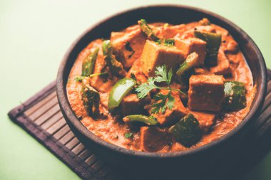 Malai veya achari Paneer içinde kırmızı et suyu ve yeşil biber kullanılarak yapılan bir et suyu. bir kasede servis. seçici odak