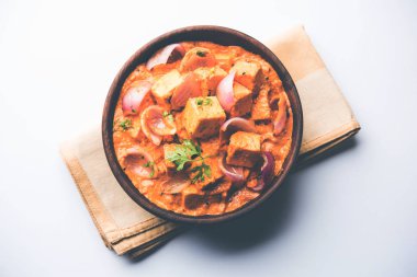 Paneer yapmak Pyaza dolu bir sos soğan süzme peynir küpleri kullanarak bir popüler punjabi vejetaryen reçetedir