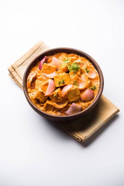 Paneer yapmak Pyaza dolu bir sos soğan süzme peynir küpleri kullanarak bir popüler punjabi vejetaryen reçetedir