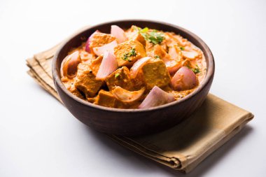 Paneer yapmak Pyaza dolu bir sos soğan süzme peynir küpleri kullanarak bir popüler punjabi vejetaryen reçetedir