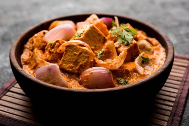 Paneer yapmak Pyaza dolu bir sos soğan süzme peynir küpleri kullanarak bir popüler punjabi vejetaryen reçetedir