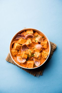 Paneer yapmak Pyaza dolu bir sos soğan süzme peynir küpleri kullanarak bir popüler punjabi vejetaryen reçetedir