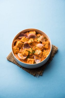 Paneer yapmak Pyaza dolu bir sos soğan süzme peynir küpleri kullanarak bir popüler punjabi vejetaryen reçetedir