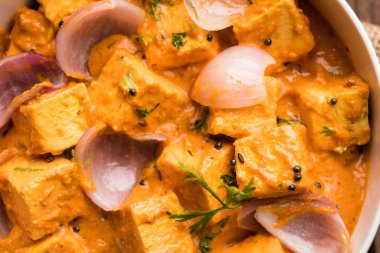 Paneer yapmak Pyaza dolu bir sos soğan süzme peynir küpleri kullanarak bir popüler punjabi vejetaryen reçetedir