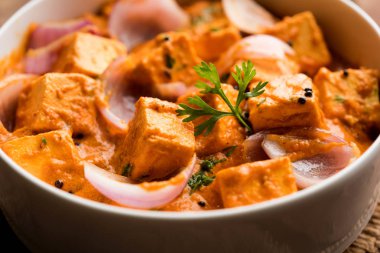Paneer yapmak Pyaza dolu bir sos soğan süzme peynir küpleri kullanarak bir popüler punjabi vejetaryen reçetedir