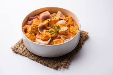 Paneer yapmak Pyaza dolu bir sos soğan süzme peynir küpleri kullanarak bir popüler punjabi vejetaryen reçetedir