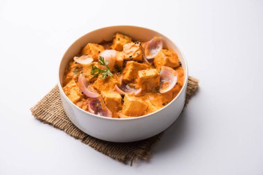 Paneer yapmak Pyaza dolu bir sos soğan süzme peynir küpleri kullanarak bir popüler punjabi vejetaryen reçetedir