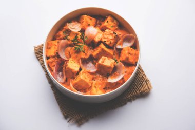 Paneer yapmak Pyaza dolu bir sos soğan süzme peynir küpleri kullanarak bir popüler punjabi vejetaryen reçetedir