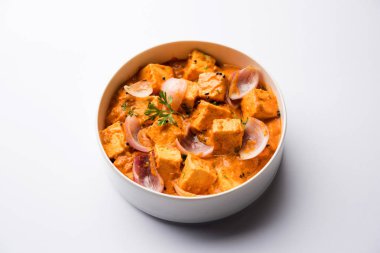 Paneer yapmak Pyaza dolu bir sos soğan süzme peynir küpleri kullanarak bir popüler punjabi vejetaryen reçetedir