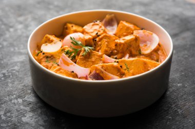 Paneer yapmak Pyaza dolu bir sos soğan süzme peynir küpleri kullanarak bir popüler punjabi vejetaryen reçetedir