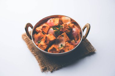 Paneer yapmak Pyaza dolu bir sos soğan süzme peynir küpleri kullanarak bir popüler punjabi vejetaryen reçetedir