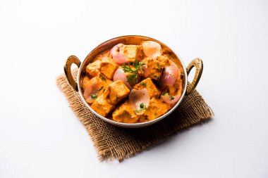 Paneer yapmak Pyaza dolu bir sos soğan süzme peynir küpleri kullanarak bir popüler punjabi vejetaryen reçetedir