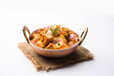 Paneer yapmak Pyaza dolu bir sos soğan süzme peynir küpleri kullanarak bir popüler punjabi vejetaryen reçetedir