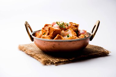 Paneer yapmak Pyaza dolu bir sos soğan süzme peynir küpleri kullanarak bir popüler punjabi vejetaryen reçetedir