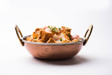 Paneer yapmak Pyaza dolu bir sos soğan süzme peynir küpleri kullanarak bir popüler punjabi vejetaryen reçetedir